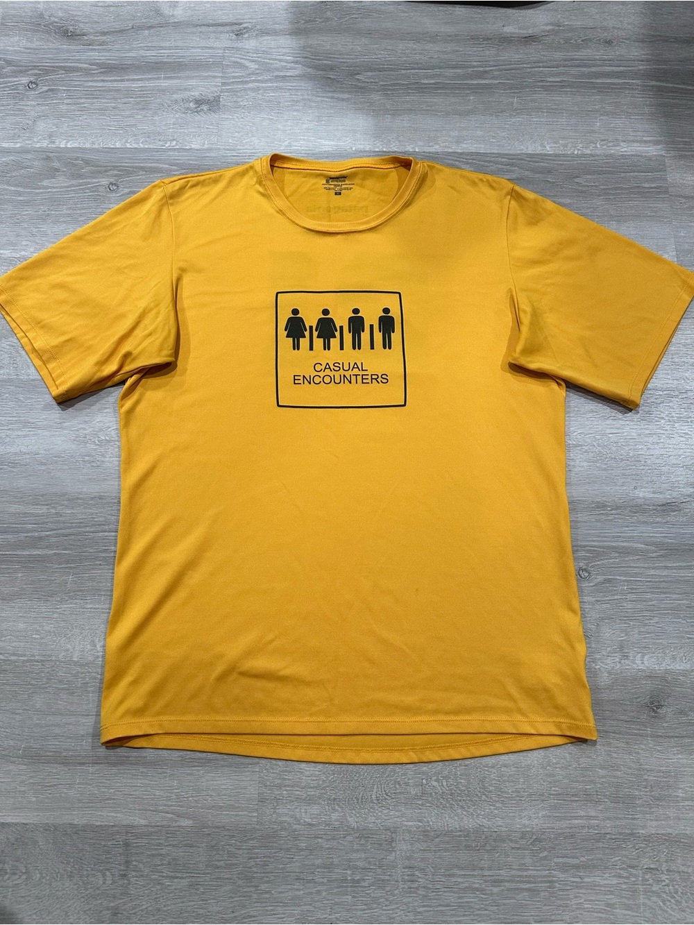 A61 Patagonia Capilene Daily T Shirt Mens M Yellow Graphic Logo Baselayer Tee